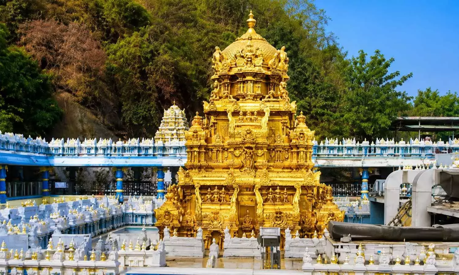 Andhra: आषाढ़ की भीड़ के बीच, दुर्गा मंदिर ने आज वीआईपी दर्शन निलंबित कर दिया Andhra: आषाढ़ की भीड़ के बीच, दुर्गा मंदिर ने आज वीआईपी दर्शन निलंबित कर दिया