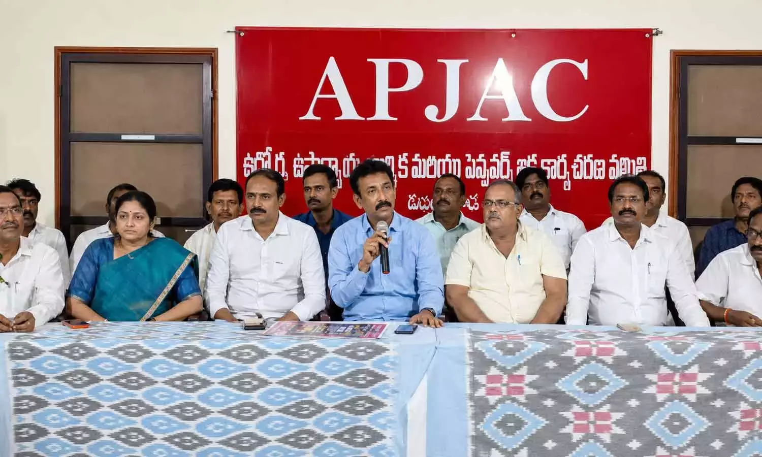 Andhra: एपी जेएसी ने सीएम से कर्मचारियों के लंबित मुद्दों को हल करने का आग्रह किया Andhra: एपी जेएसी ने सीएम से कर्मचारियों के लंबित मुद्दों को हल करने का आग्रह किया