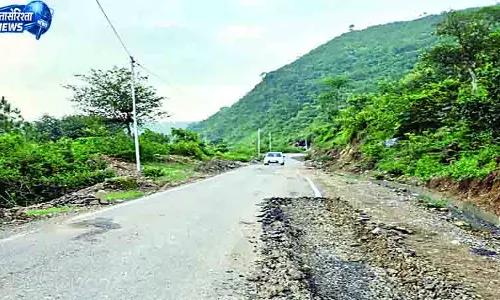 महीने में ही उखड़ गई बायला-धौलाकुंआ रोड की टायरिंग महीने में ही उखड़ गई बायला-धौलाकुंआ रोड की टायरिंग