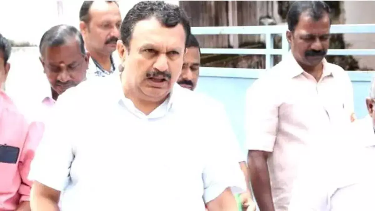मुख्यमंत्री के हेलीकॉप्टर सफर पर बचाव, पिनाराई विजयन का दिया हवाला मुख्यमंत्री के हेलीकॉप्टर सफर पर बचाव, पिनाराई विजयन का दिया हवाला