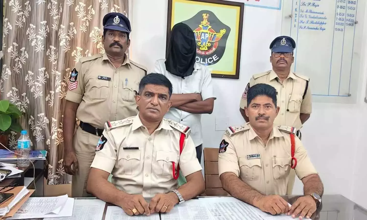 SP ने मृतक एएसआई और कांस्टेबल के परिवारों को 2.5 लाख रुपये की सहायता दी SP ने मृतक एएसआई और कांस्टेबल के परिवारों को 2.5 लाख रुपये की सहायता दी