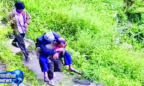 पीठ पर उठाकर सडक़ तक पहुंचाया बीमार बुजुर्ग पीठ पर उठाकर सडक़ तक पहुंचाया बीमार बुजुर्ग