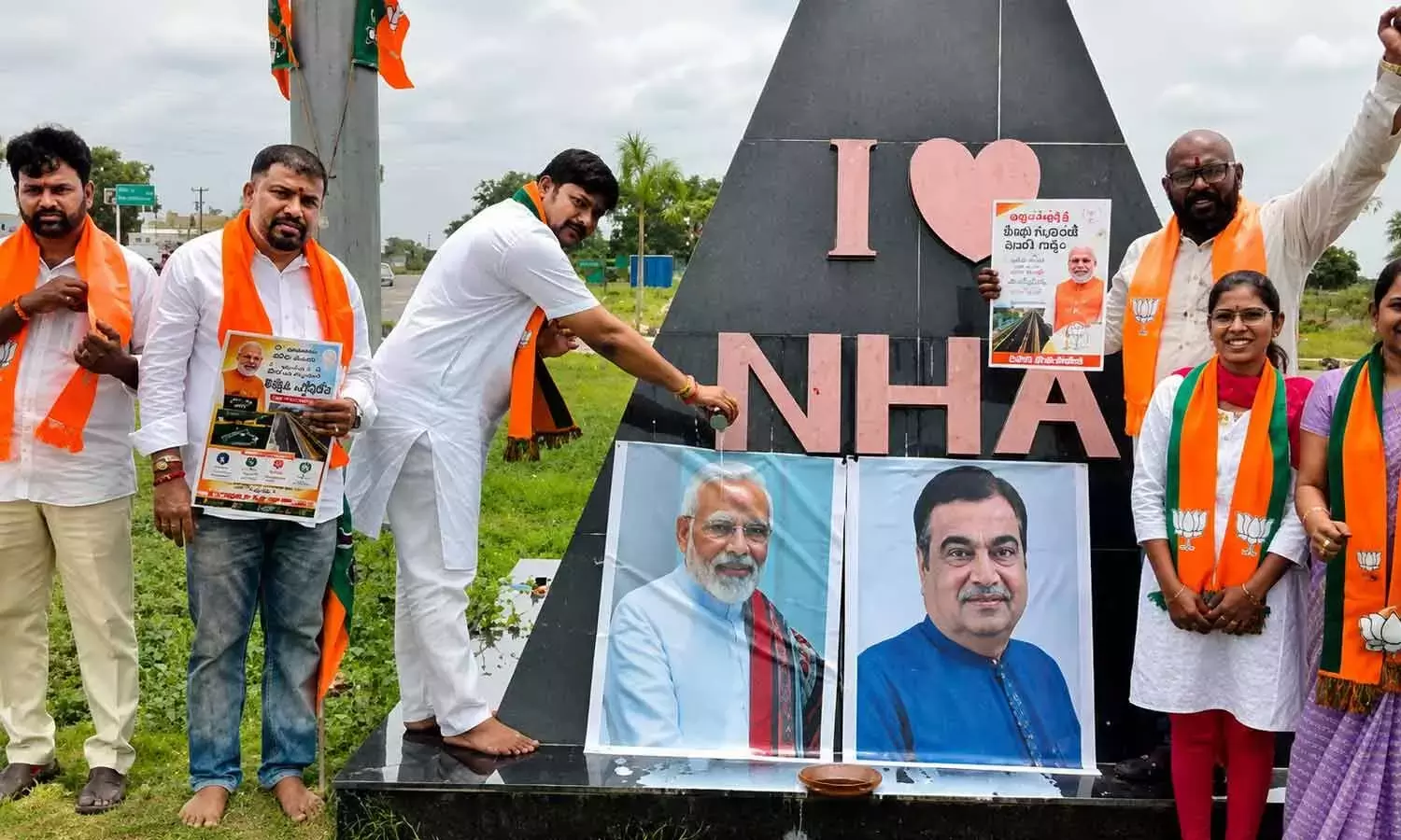 Telangana: भाजपा ने खम्मम-देवरापल्ली ग्रीनफील्ड राजमार्ग के उद्घाटन का जश्न मनाया Telangana: भाजपा ने खम्मम-देवरापल्ली ग्रीनफील्ड राजमार्ग के उद्घाटन का जश्न मनाया