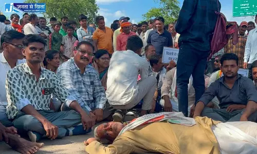 खैरागढ़ में कांग्रेसियों के चक्काजाम से राहगीर परेशान खैरागढ़ में कांग्रेसियों के चक्काजाम से राहगीर परेशान