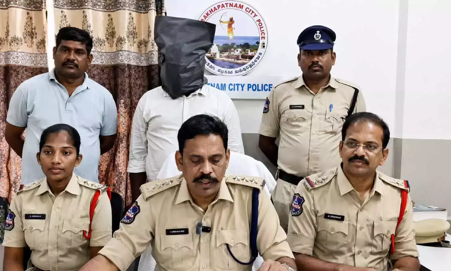 पुलिस ने 52 करोड़ रुपये के बड़े निवेश घोटाले का भंडाफोड़ किया; संपत्ति जांच के दायरे में पुलिस ने 52 करोड़ रुपये के बड़े निवेश घोटाले का भंडाफोड़ किया; संपत्ति जांच के दायरे में