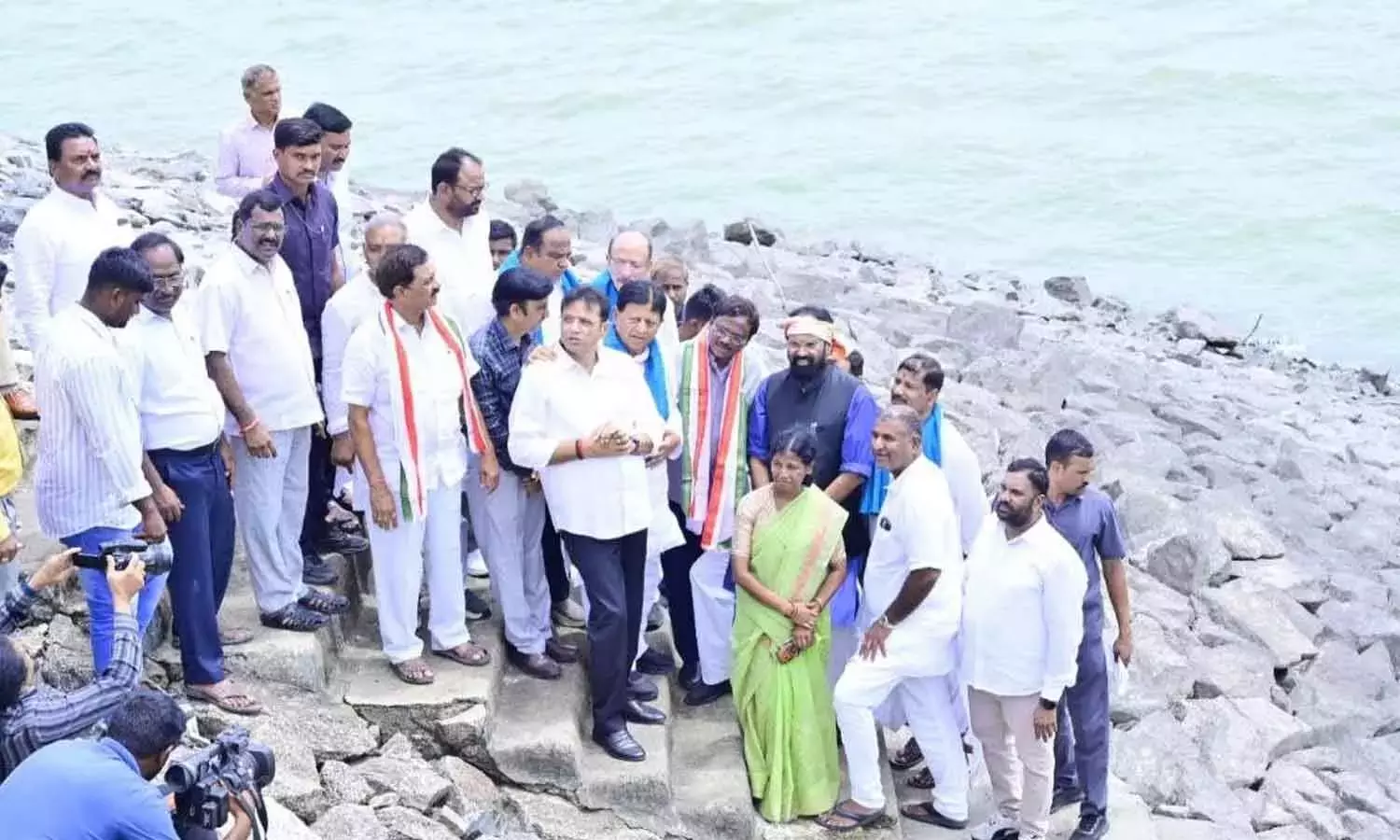 उत्तम कुमार रेड्डी ने SRSP का निरीक्षण किया क्योंकि बाढ़ का पानी लगातार बढ़ रहा है उत्तम कुमार रेड्डी ने SRSP का निरीक्षण किया क्योंकि बाढ़ का पानी लगातार बढ़ रहा है