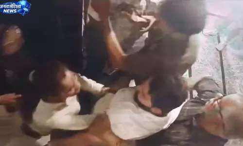 सोसायटी के मर्दों ने घर में घुसकर महिला के साथ की छेड़खानी, देखें VIDEO...