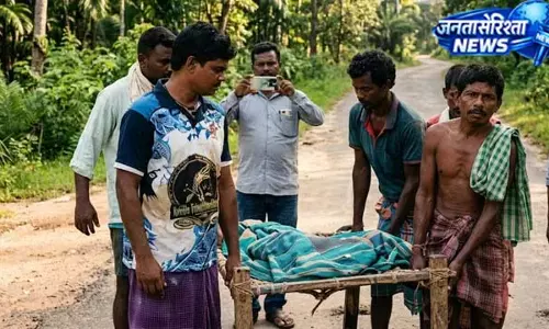 बीमार महिला को खटिया पर लादकर पहुंचाया अस्पताल