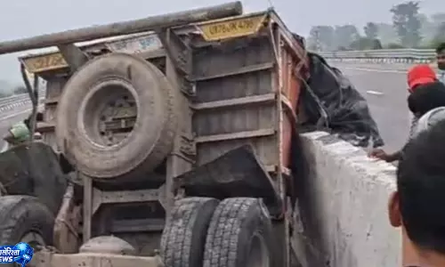 तेज रफ्तार डीसीएम बनी काल, गोरखपुर में हादसे में चालक और खलासी की मौत