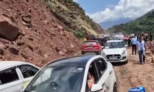 NHAI ने नियंत्रित ब्लास्टिंग से जम्मू-श्रीनगर हाईवे के बोल्डर हटाए