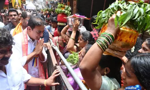 KTR ने बोनालु पर उज्जैनी महाकाली मंदिर में की पूजा