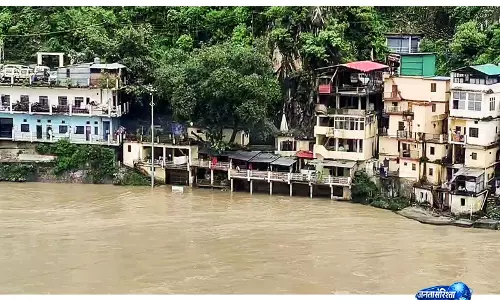 रुद्रप्रयाग में भारी बारिश के कारण भूस्खलन और यातायात में बाधा रुद्रप्रयाग में भारी बारिश के कारण भूस्खलन और यातायात में बाधा