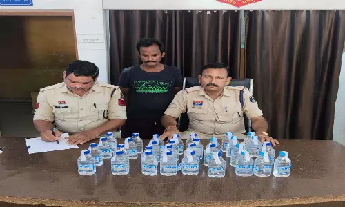 सिरगिट्टी पुलिस की कार्रवाई, 35 पाव देशी शराब के साथ तस्कर गिरफ्तार सिरगिट्टी पुलिस की कार्रवाई, 35 पाव देशी शराब के साथ तस्कर गिरफ्तार