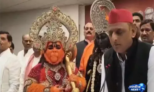 अखिलेश यादव ने रामलीला कलाकारों को किया सम्मानित, दिए 51 हजार रुपये अखिलेश यादव ने रामलीला कलाकारों को किया सम्मानित, दिए 51 हजार रुपये