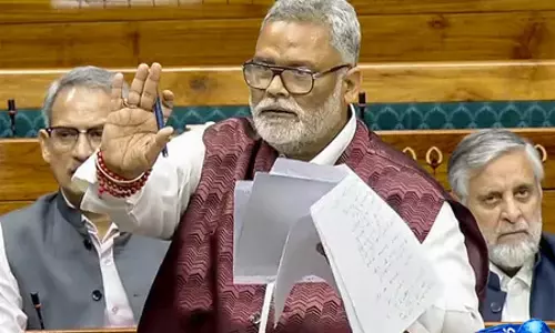 Delhi में पप्पू यादव की प्रेस कॉन्फ्रेंस में बवाल, चप्पल फेंकने की घटना से हड़कंप Delhi में पप्पू यादव की प्रेस कॉन्फ्रेंस में बवाल, चप्पल फेंकने की घटना से हड़कंप