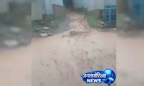 J&K में भारी बारिश का कहर, घरों में घुसा पानी J&K में भारी बारिश का कहर, घरों में घुसा पानी