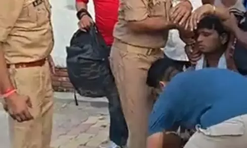 कांवड़ मार्ग पर खाकी का मानवीय चेहरा, पुलिस ने बचाई शिवभक्त की जान कांवड़ मार्ग पर खाकी का मानवीय चेहरा, पुलिस ने बचाई शिवभक्त की जान