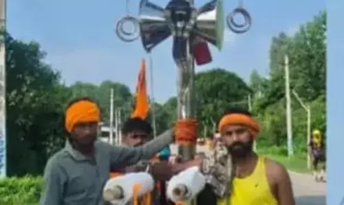 आस्था और कला का संगम, विशाल त्रिशूल वाली कांवड़ ने रोके राहगीरों के कदम आस्था और कला का संगम, विशाल त्रिशूल वाली कांवड़ ने रोके राहगीरों के कदम