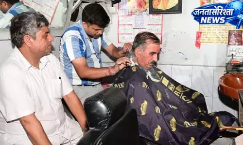 चंबा में CM सुक्खू की सादगी, छोटी दुकान पर कटवाए बाल