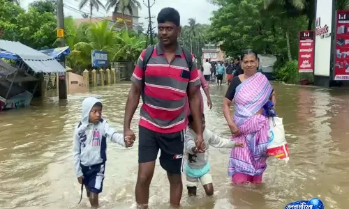 केरल के Idukki में भारी बारिश का कहर, भूस्खलन के बाद लोग राहत शिविरों में पहुंचे केरल के Idukki में भारी बारिश का कहर, भूस्खलन के बाद लोग राहत शिविरों में पहुंचे