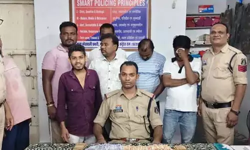 CG: सूने मकान को बनाया था जुए का अड्डा, 8 जुआरी गिरफ्तार CG: सूने मकान को बनाया था जुए का अड्डा, 8 जुआरी गिरफ्तार