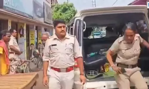 नदिया में प्रशासन का बाजारों पर शिकंजा, ओवरप्राइसिंग और नकली सामान के खिलाफ जांच अभियान नदिया में प्रशासन का बाजारों पर शिकंजा, ओवरप्राइसिंग और नकली सामान के खिलाफ जांच अभियान