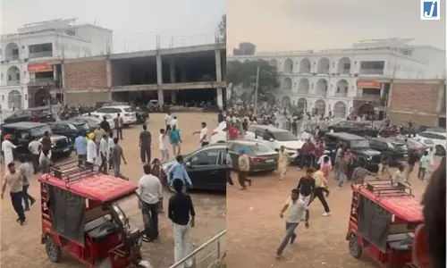 मेयर की यात्रा के दौरान बवाल, दो गुटों में जमकर पथराव मेयर की यात्रा के दौरान बवाल, दो गुटों में जमकर पथराव