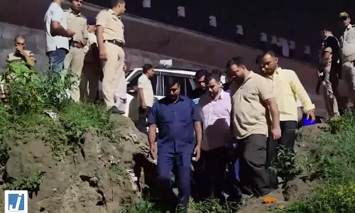 तेजस्वी यादव ने मृत EO विमल कुमार के परिजनों से की मुलाकात, हत्या मामले में जताई संवेदना तेजस्वी यादव ने मृत EO विमल कुमार के परिजनों से की मुलाकात, हत्या मामले में जताई संवेदना