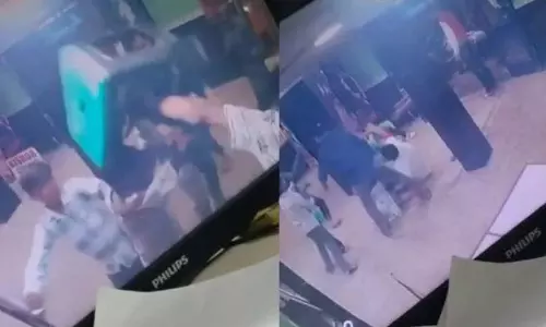 Spider-Man फिल्म देखने पहुंचे युवाओं में विवाद, झंकार टॉकीज में मारपीट Spider-Man फिल्म देखने पहुंचे युवाओं में विवाद, झंकार टॉकीज में मारपीट