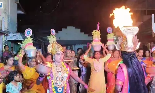 तंजावुर के मंदिर में शिव-पार्वती के रूप में सजे भक्तों ने किया भक्ति नृत्य, फूलों के साथ निकली महिलाओं की शोभायात्रा तंजावुर के मंदिर में शिव-पार्वती के रूप में सजे भक्तों ने किया भक्ति नृत्य, फूलों के साथ निकली महिलाओं की शोभायात्रा