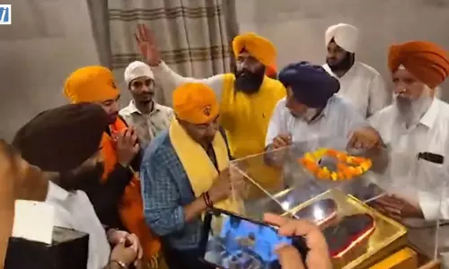 सनी देओल और बेटे करण देओल पटना पहुंचे, ‘बंटवारा 1947’ के प्रमोशन से पहले पटना साहिब गुरुद्वारे में टेका माथा सनी देओल और बेटे करण देओल पटना पहुंचे, ‘बंटवारा 1947’ के प्रमोशन से पहले पटना साहिब गुरुद्वारे में टेका माथा
