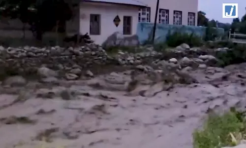 गांव में फ्लैश फ्लड का कहर, स्कूल भवन और बागों को पहुंचा नुकसान गांव में फ्लैश फ्लड का कहर, स्कूल भवन और बागों को पहुंचा नुकसान