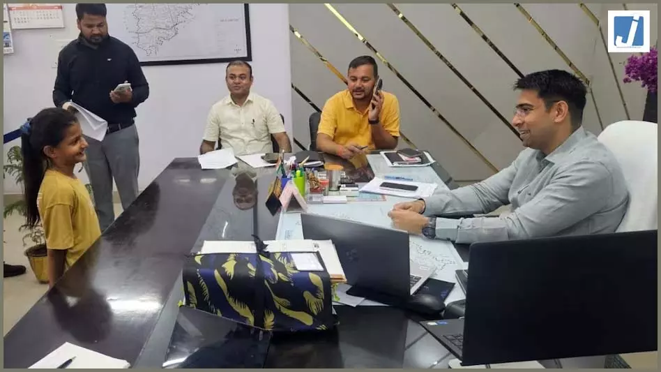 मासूम अपनी मांग लेकर डीएम की जनसुनवाई में पहुंची...IAS ने की सराहना मासूम अपनी मांग लेकर डीएम की जनसुनवाई में पहुंची...IAS ने की सराहना