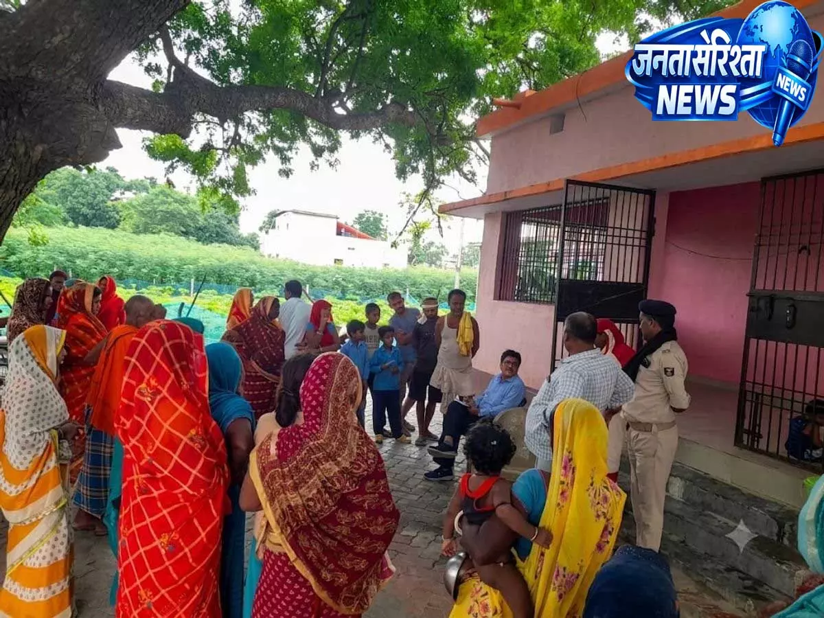 आंगनबाड़ी केंद्र से बरामद हुए घड़ों में बंद सांप, सीओ ने सेविका को लगाई फटकार आंगनबाड़ी केंद्र से बरामद हुए घड़ों में बंद सांप, सीओ ने सेविका को लगाई फटकार