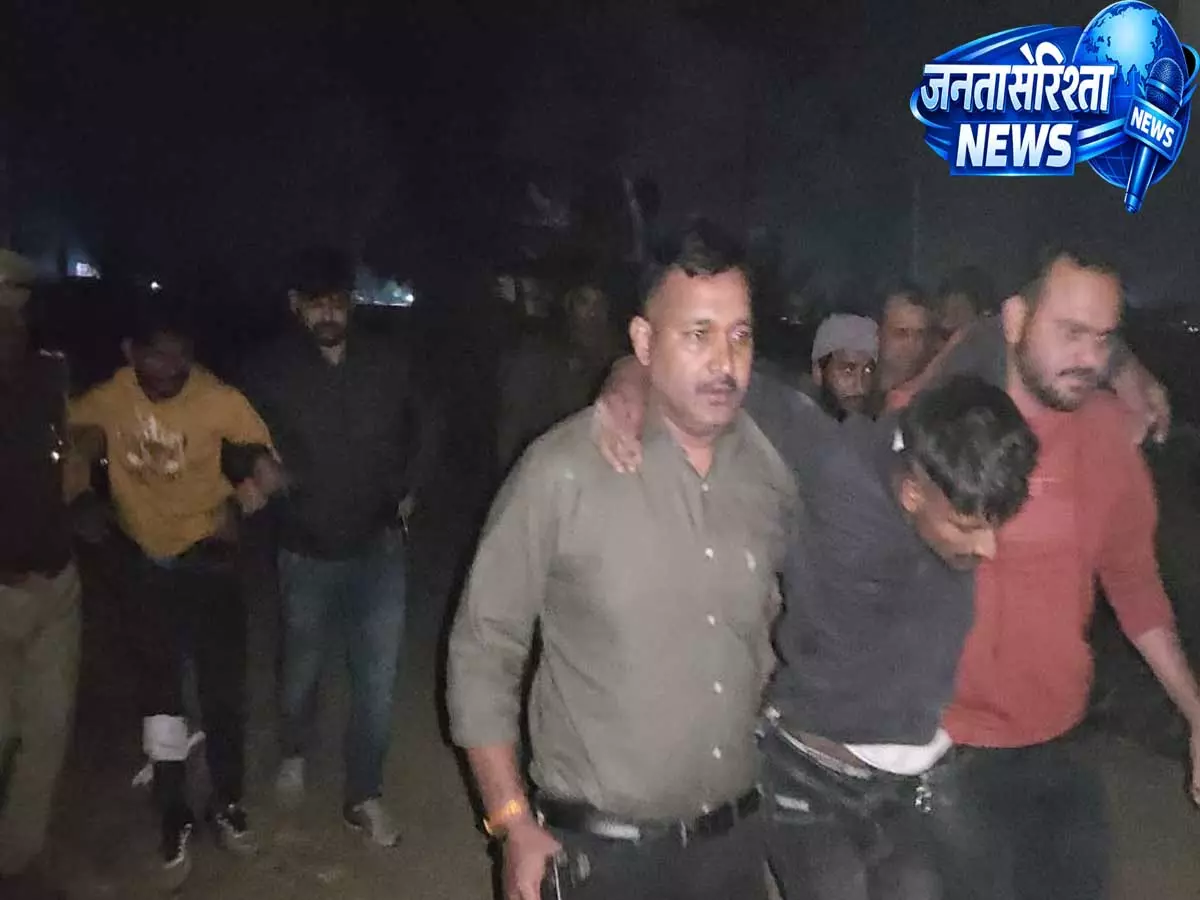 तरनतारन में तस्करों की गोलीबारी से दहशत, 3 साल की बच्ची और पुलिसकर्मी घायल तरनतारन में तस्करों की गोलीबारी से दहशत, 3 साल की बच्ची और पुलिसकर्मी घायल