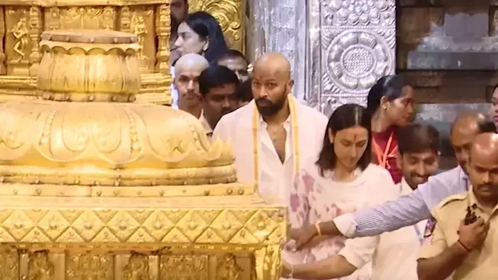 Andhra: हार्दिक पंड्या ने तिरुमाला मंदिर में पूजा की Andhra: हार्दिक पंड्या ने तिरुमाला मंदिर में पूजा की