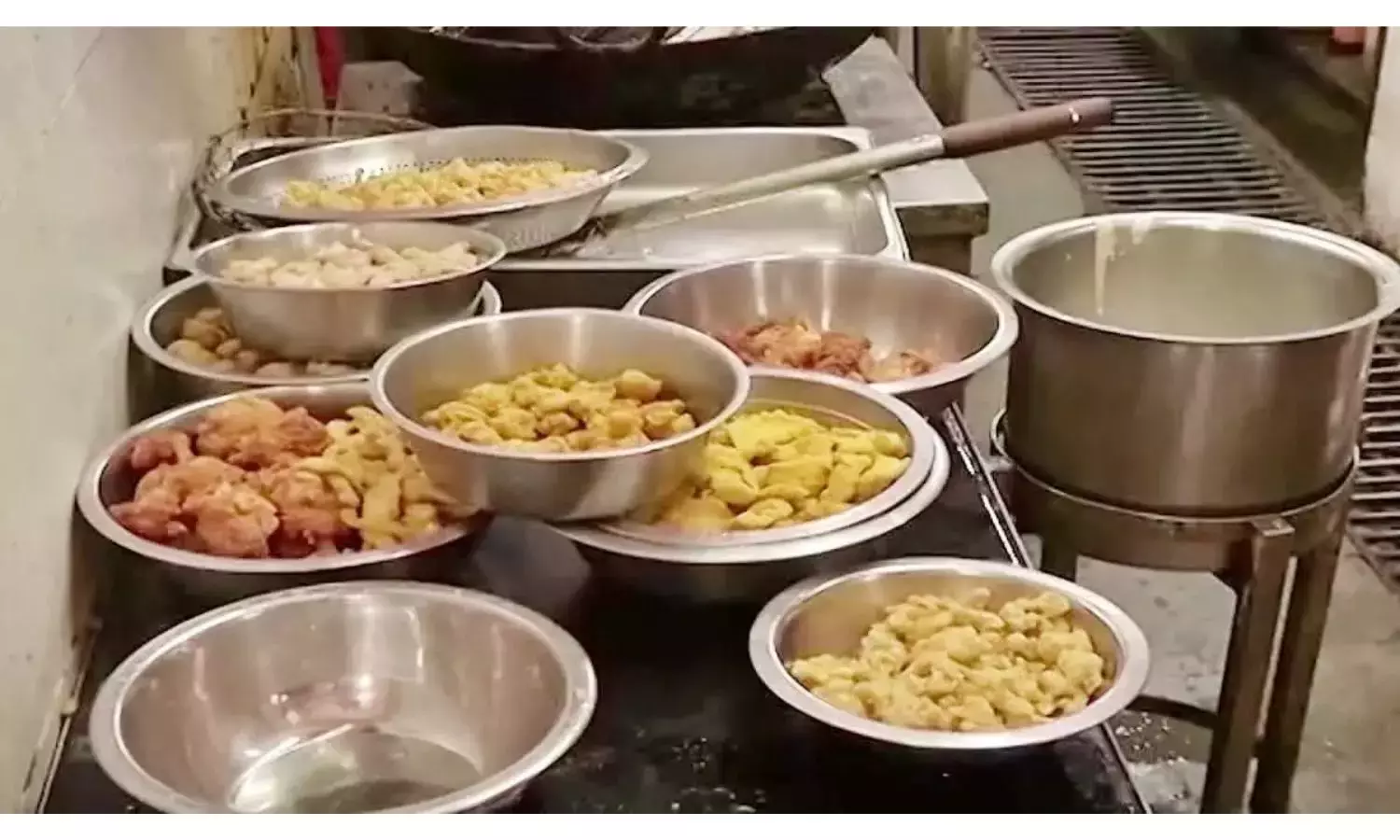 Hyderabad: तेल के पुन: उपयोग के लिए खाद्य इकाई की खिंचाई की गई Hyderabad: तेल के पुन: उपयोग के लिए खाद्य इकाई की खिंचाई की गई