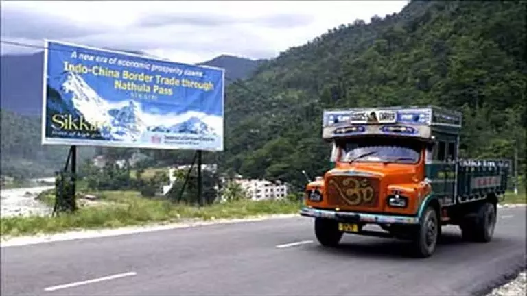 छह साल बाद नाथू ला सीमा व्यापार फिर शुरू, सिक्किम-चीन कारोबार को मिलेगी नई रफ्तार छह साल बाद नाथू ला सीमा व्यापार फिर शुरू, सिक्किम-चीन कारोबार को मिलेगी नई रफ्तार