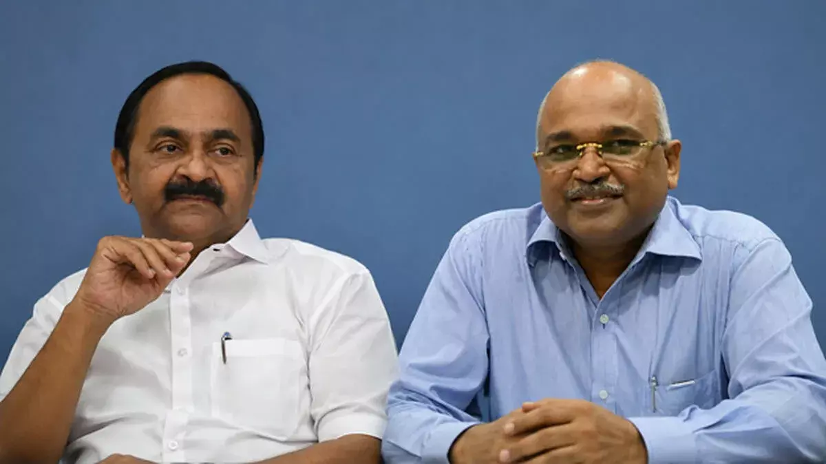 काजू कॉर्पोरेशन घोटाले पर बड़ा एक्शन, सचिव से इस्तीफा मांगा काजू कॉर्पोरेशन घोटाले पर बड़ा एक्शन, सचिव से इस्तीफा मांगा