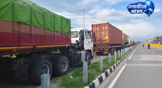 सोनौली बॉर्डर पर 10 किमी ट्रक जाम सोनौली बॉर्डर पर 10 किमी ट्रक जाम