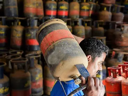 कमर्शियल LPG सिलिंडर के दामों में बड़ी कटौती, कारोबारियों को मिली राहत कमर्शियल LPG सिलिंडर के दामों में बड़ी कटौती, कारोबारियों को मिली राहत