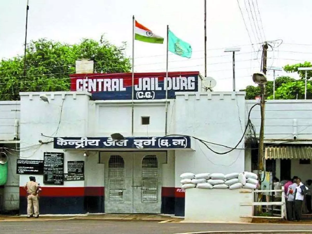 जेल अधिकारी को कलेक्टर ने थमाया नोटिस जेल अधिकारी को कलेक्टर ने थमाया नोटिस