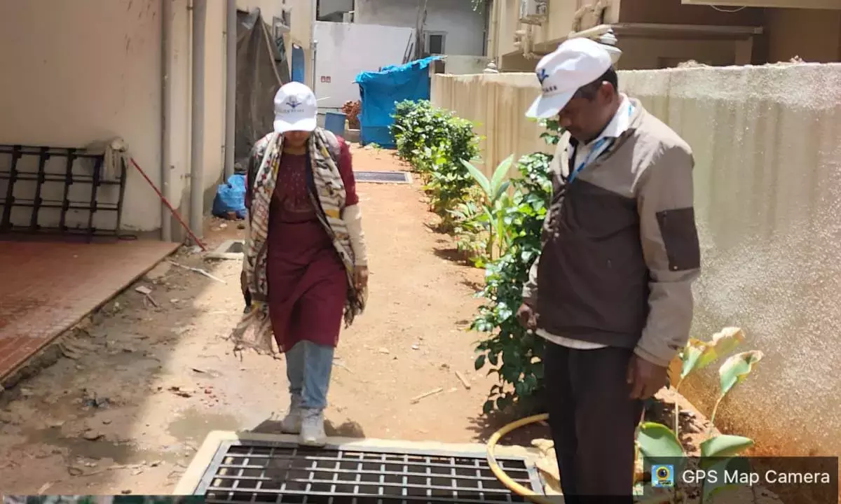 हैदराबाद जल बोर्ड के अधिकारियों ने रिचार्ज पिट, इंजेक्शन कुएं स्थापित करने के लिए निवासियों, अपार्टमेंट एसोसिएशनों की प्रशंसा की हैदराबाद जल बोर्ड के अधिकारियों ने रिचार्ज पिट, इंजेक्शन कुएं स्थापित करने के लिए निवासियों, अपार्टमेंट एसोसिएशनों की प्रशंसा की