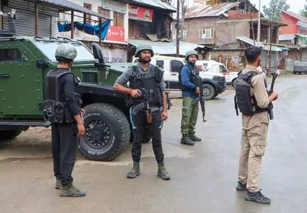 बारामूला में सुरक्षाबलों ने ओवर ग्राउंड वर्कर को किया गिरफ्तार, हथियार और गोला-बारूद बरामद बारामूला में सुरक्षाबलों ने ओवर ग्राउंड वर्कर को किया गिरफ्तार, हथियार और गोला-बारूद बरामद