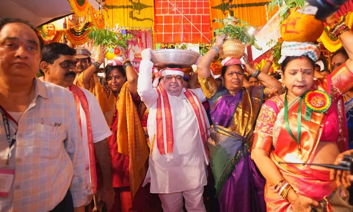 Telangana: मंत्री पोन्नम ने लश्कर बोनालु की शुरुआत के रूप में पहला बोनम पेश किया Telangana: मंत्री पोन्नम ने लश्कर बोनालु की शुरुआत के रूप में पहला बोनम पेश किया