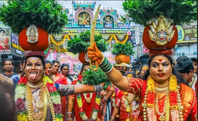 फूल, रोशनी और आस्था: सिकंदराबाद में बोनालू को भव्य अंदाज में मनाया जाता है फूल, रोशनी और आस्था: सिकंदराबाद में बोनालू को भव्य अंदाज में मनाया जाता है