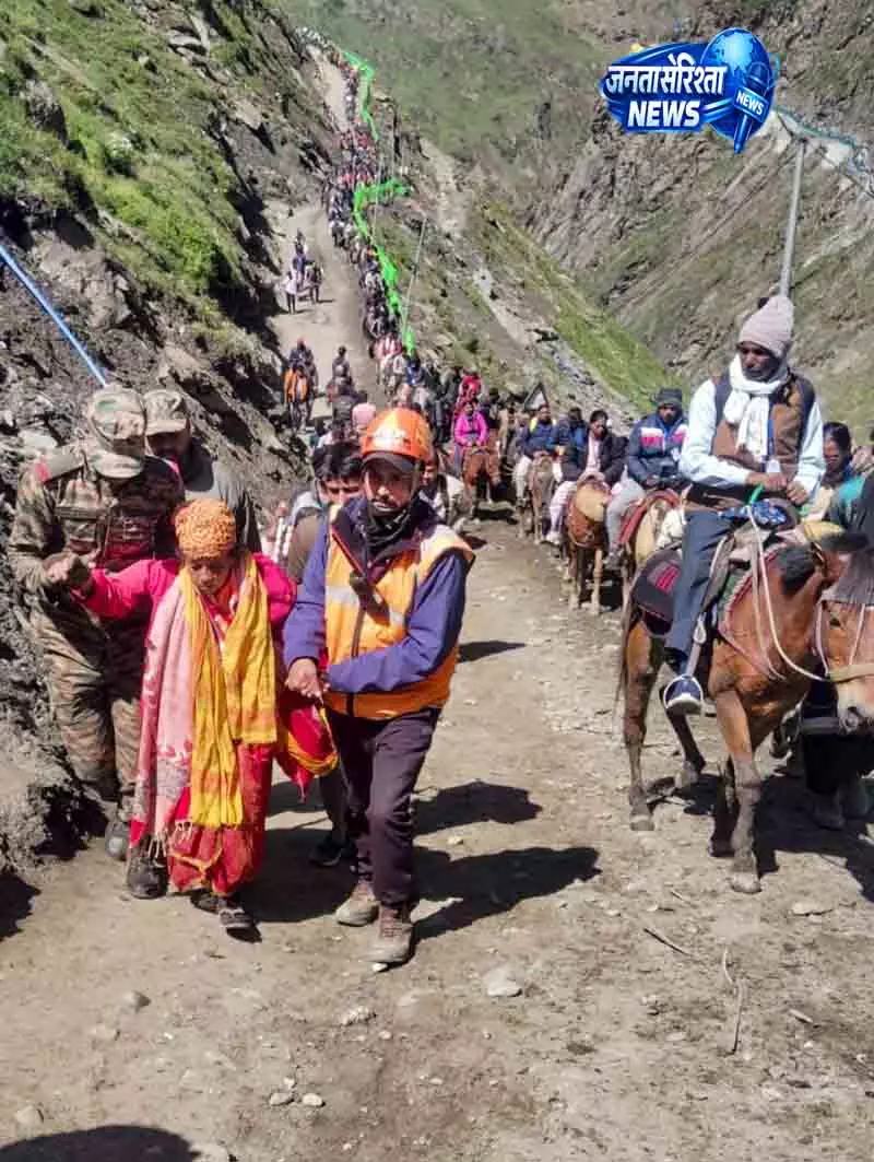 Srinagar हाईवे खुलते ही यात्रियों का जत्था रवाना Srinagar हाईवे खुलते ही यात्रियों का जत्था रवाना