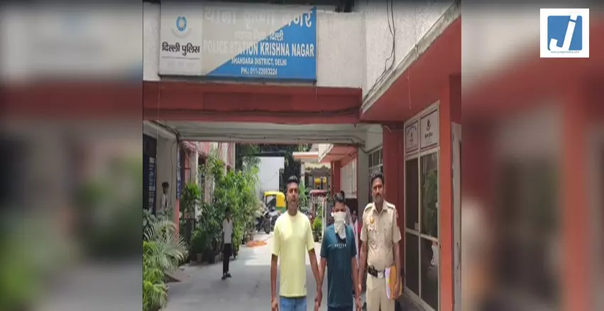 घर से ज्वेलरी और कैश चोरी में नौकरानी समेत दो आरोपी गिरफ्तार घर से ज्वेलरी और कैश चोरी में नौकरानी समेत दो आरोपी गिरफ्तार