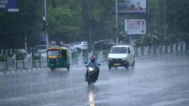 दिल्ली-एनसीआर में बारिश से मिली गर्मी से राहत, मौसम विभाग ने जताई हल्की वर्षा की संभावना दिल्ली-एनसीआर में बारिश से मिली गर्मी से राहत, मौसम विभाग ने जताई हल्की वर्षा की संभावना