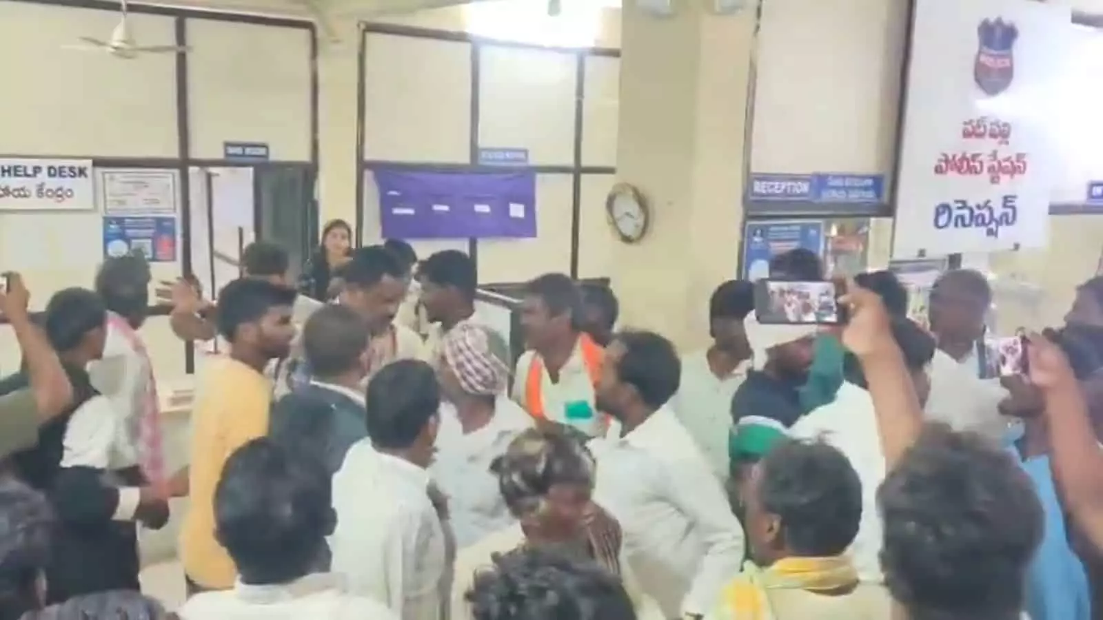 व्यक्ति की मौत से संगारेड्डी में तनाव, गुस्साए ग्रामीणों का पुलिस थाने पर हंगामा व्यक्ति की मौत से संगारेड्डी में तनाव, गुस्साए ग्रामीणों का पुलिस थाने पर हंगामा